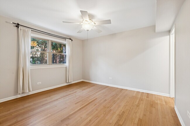 Building Photo - 1540 W Chase Ave
