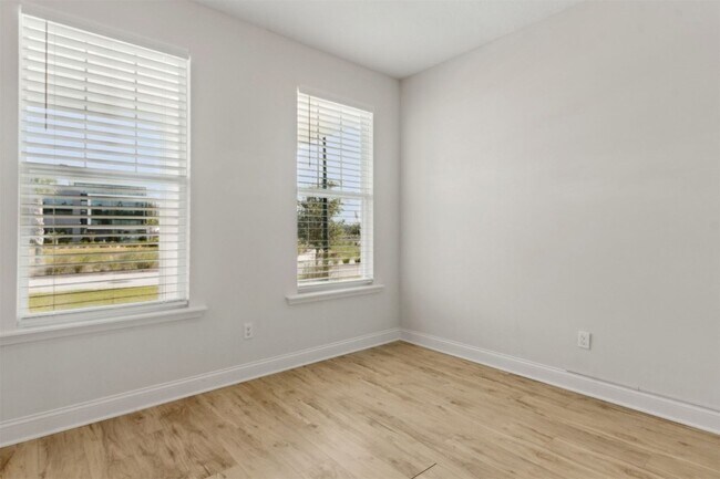 Building Photo - 205 Daydream Ave