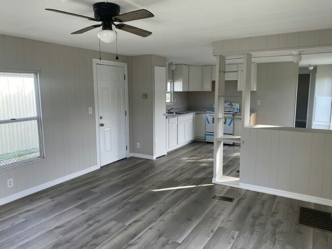 Building Photo - 1250 Lakeview Dr