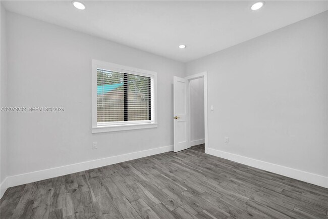 Building Photo - 1566 NE 174th St