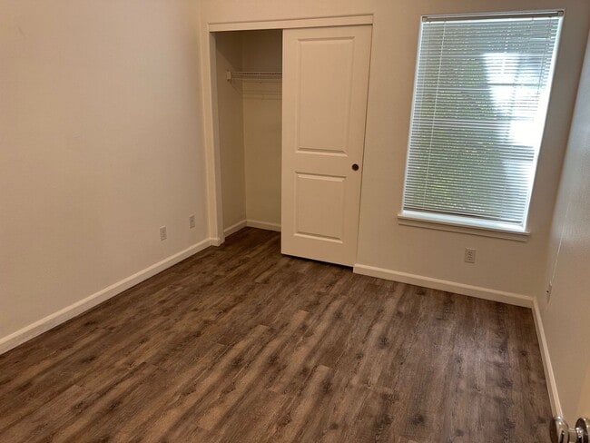 Building Photo - Grand Oaks 2 bedroom Condo