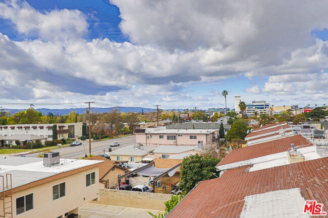 Building Photo - 11814 Gilmore St