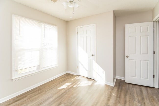 Building Photo - 10 Market Hall Ct