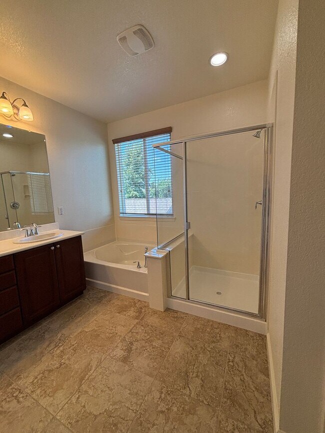 Building Photo - West Roseville Solar! 3 Bedroom, Plus den/...