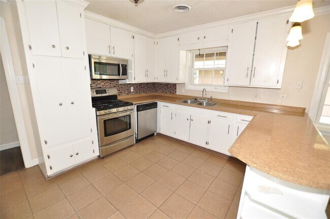 Building Photo - 23114 Laura Ln