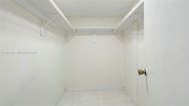 Building Photo - 10000 NW 80th Ct