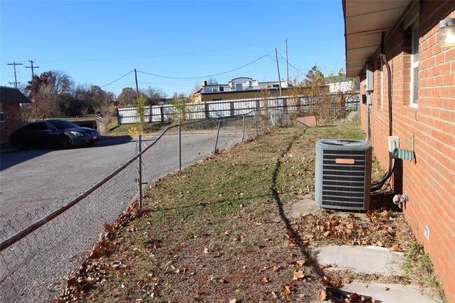 Building Photo - 118 NE 12th St