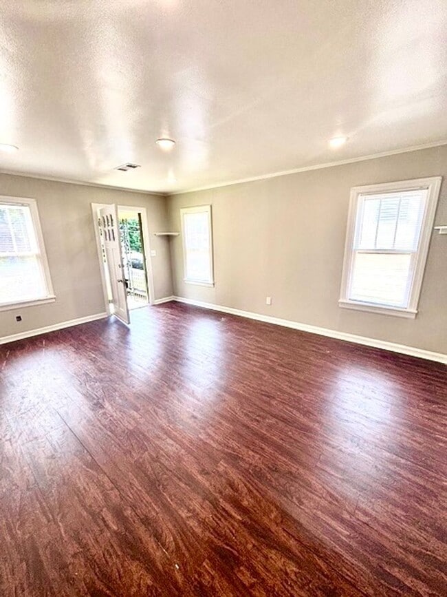 Building Photo - 1305 Turner- Move in Ready AND 1/2 OFF FIR...