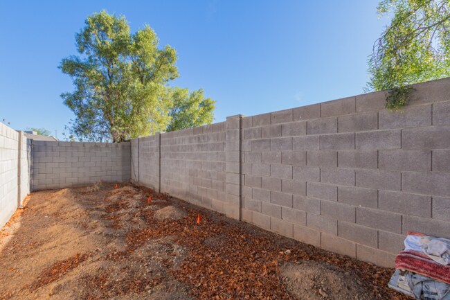 Building Photo - 3232 E Poinsettia Dr