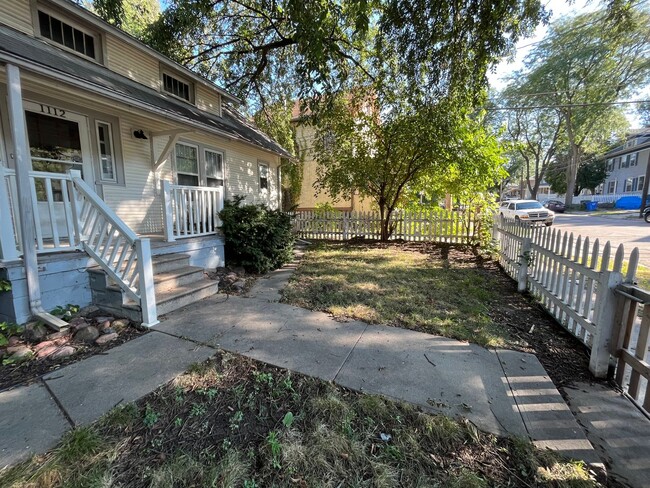 Primary Photo - Cute 2 Bedroom Home With All Hardwood Floors!