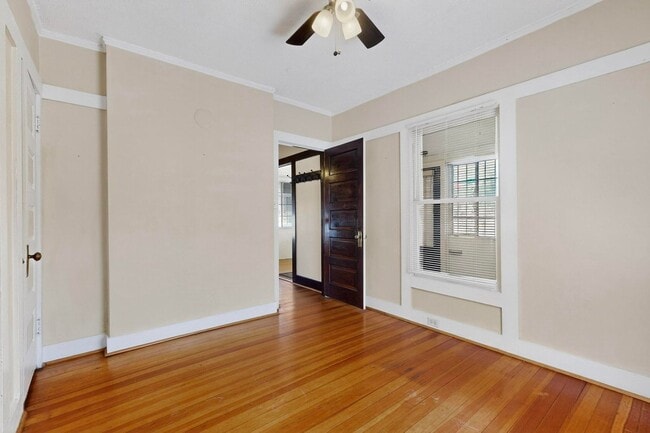 Building Photo - Downtown BUNGALOW 2 Bedroom 1 Bath