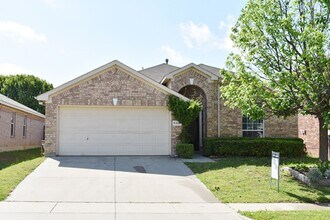 Building Photo - Beautiful 3-2-2 in desirable area of Fort ...