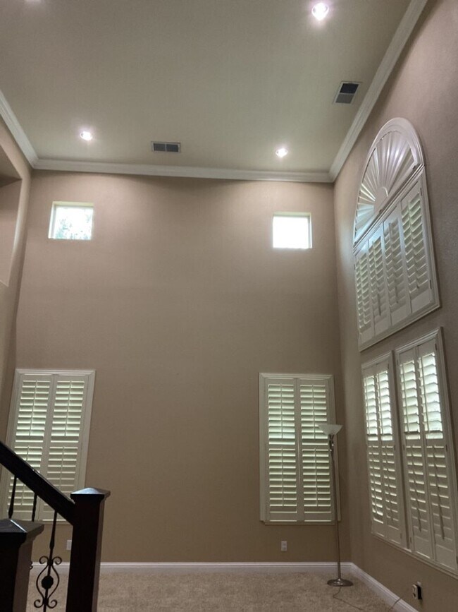 Building Photo - Gorgeous Home in Gated Community