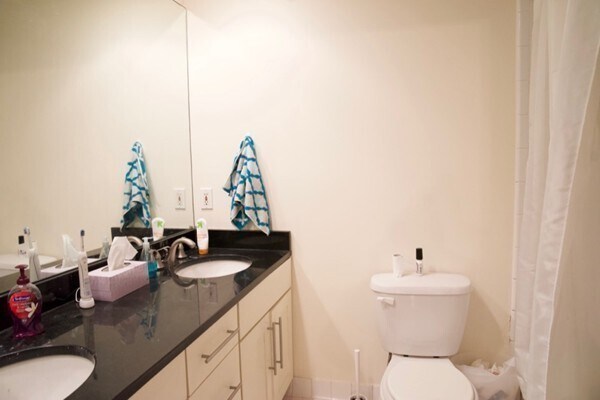 Building Photo - 841 Parker St