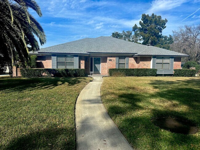 Building Photo - Great Location, Near St. John's River, Bea...