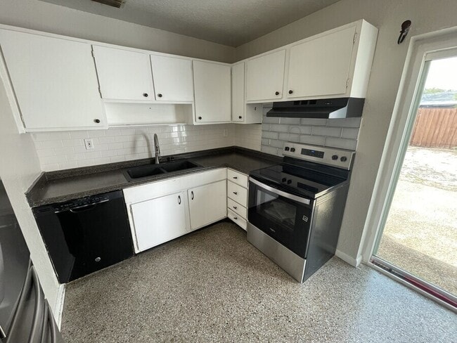 Building Photo - 7008 Aspen Ave