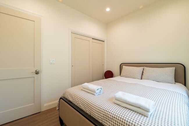 Building Photo - Contemporary New home in Monrovia