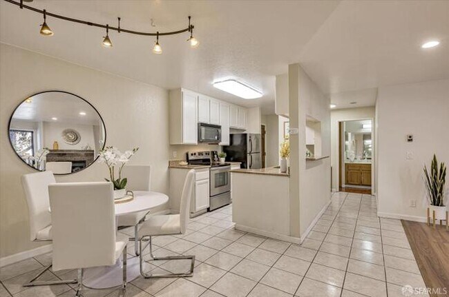 Building Photo - Bluff