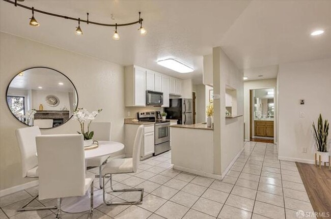 Building Photo - logdgeville