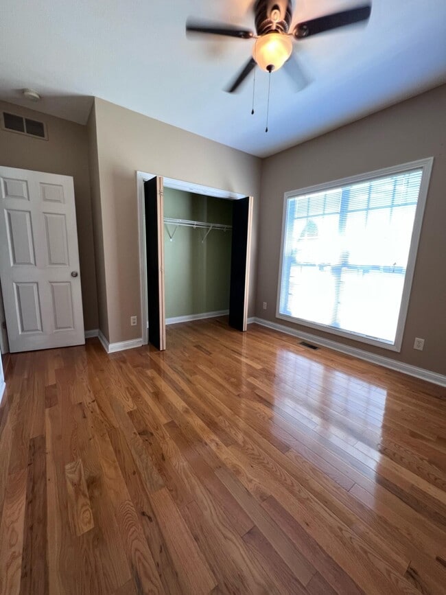 Building Photo - 212 Lakeside Dr