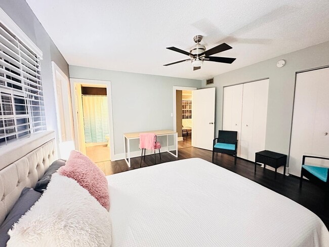 Building Photo - 2424 NE 9th St