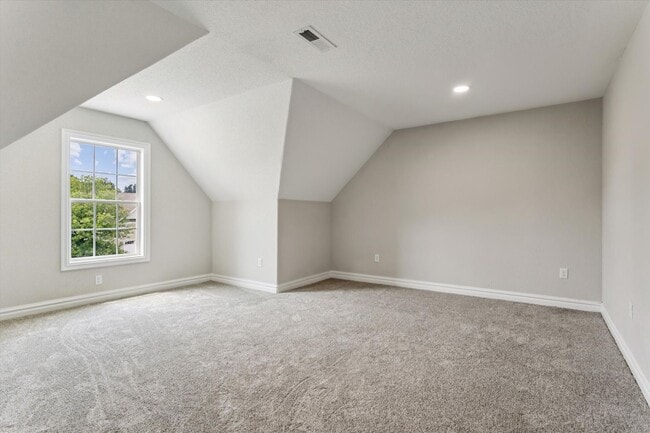 Building Photo - Renovated 5-bedroom 3.5-bathroom home loca...