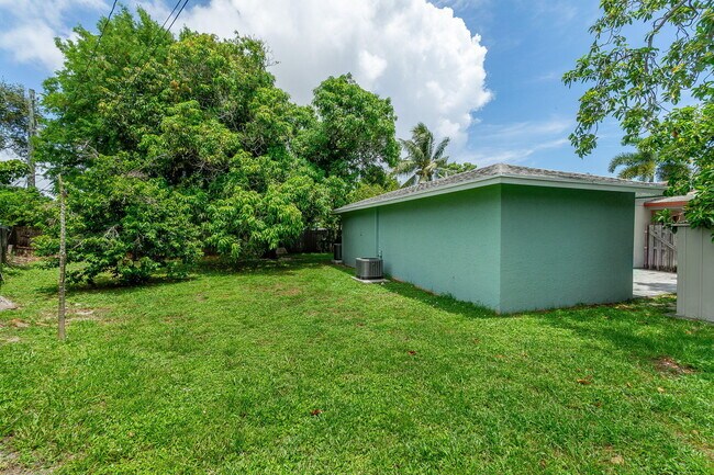 Building Photo - 2831 N Seacrest Blvd