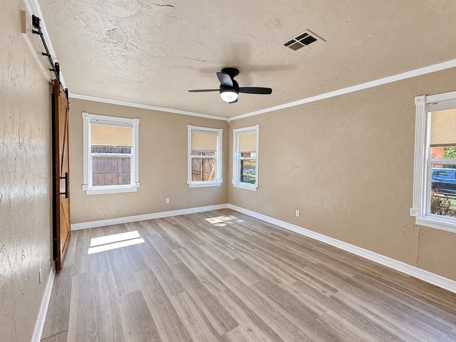 Building Photo - Charming 2 Bed 1 Bath