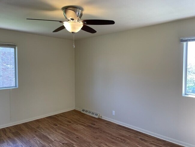 Building Photo - 507 W Kirby Ave