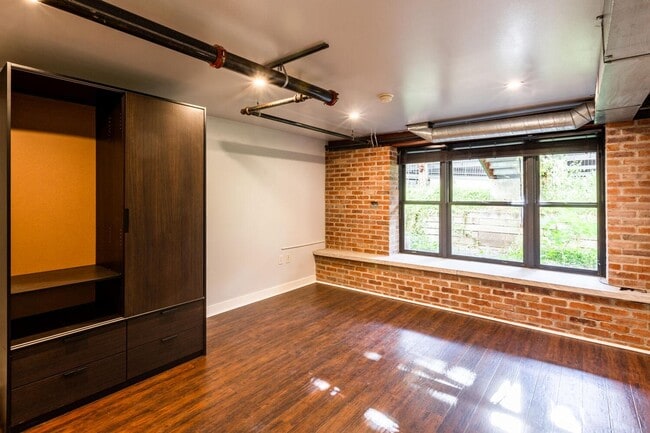 Building Photo - Urban Apartment at Pierpont Lofts with Res...