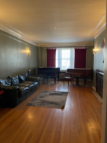 Living Room - 6334 N Sheridan Rd