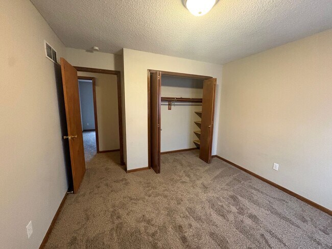 Building Photo - 4 bedroom in Liberty MO!! Brand New Flooring!