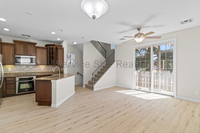 Building Photo - 2129 E Huntington Dr