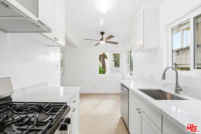 Building Photo - 4919 Coldwater Canyon Ave