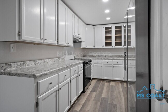 Building Photo - 340 Hiller Dr