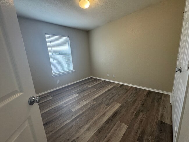 Building Photo - COMFORTABLE HOME | SINGLE STORY  |  CLOSE TO HWY 151 & 410 | SHOPPING & RESTAURANTS