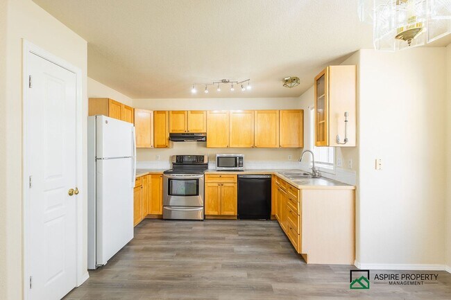 Building Photo - 3 bed 2 bath home