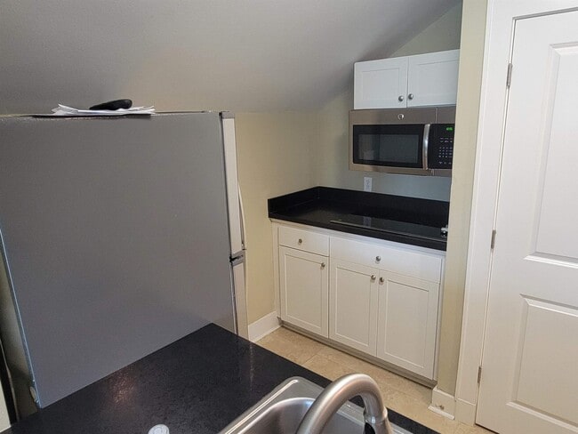 Building Photo - 3060 Dickinson Dr