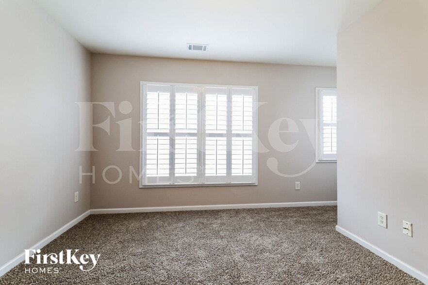 Building Photo - 2439 White Alder Dr NE