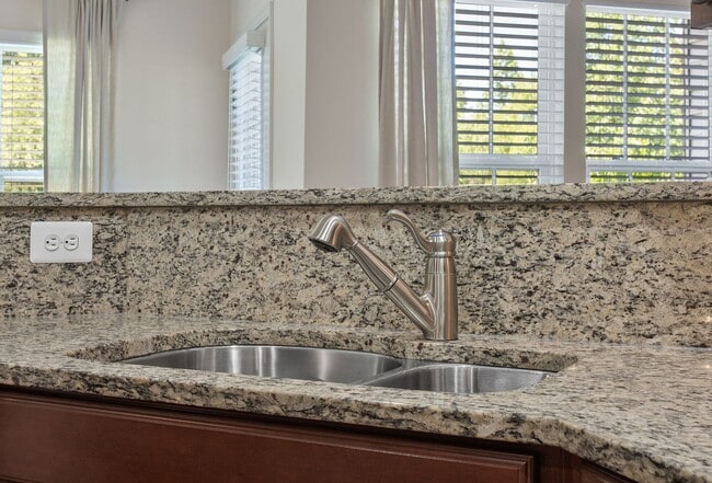 Building Photo - Stunning, Spacious 2 Bedroom Condo in Midl...