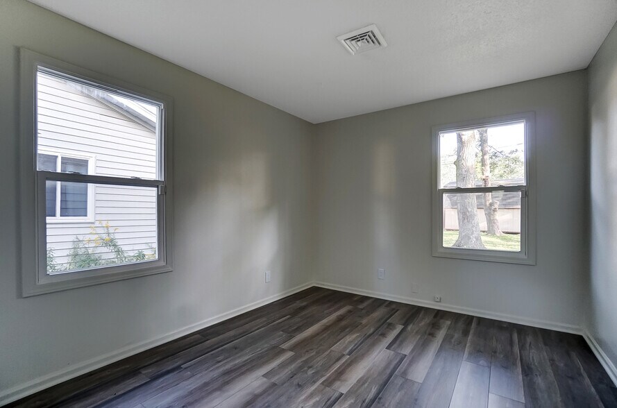 Building Photo - 1107 Larch Ln