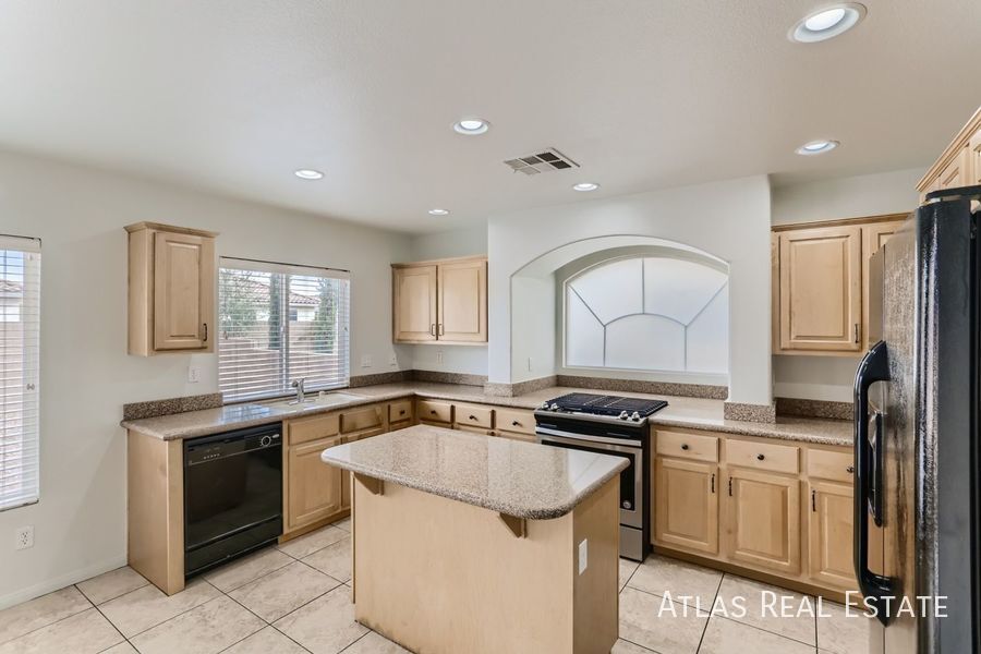 Building Photo - 10884 Royal Highlands St