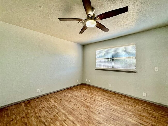 Building Photo - 925 Swan Lake Ct