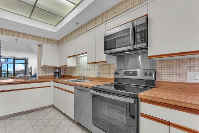 Building Photo - 11370 12 Oaks Way