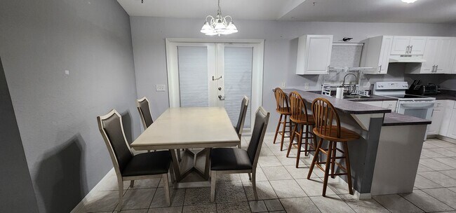 Building Photo - Pink 45th