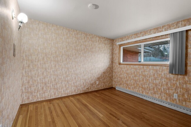 Building Photo - 5 Bed 2 Bath Spacious 3200 sq/ft Lower South Hill brick rancher property