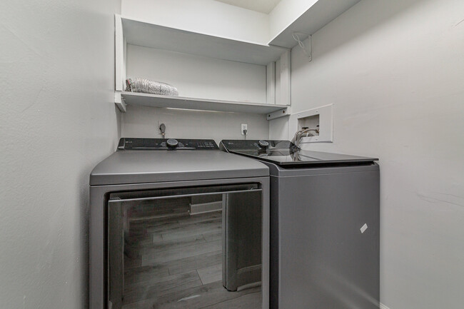 Laundry Room (main floor) - 117 Stillmeadow Dr