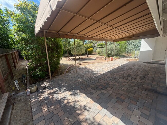 Building Photo - Single-Story 3-Bedroom Home with Covered P...