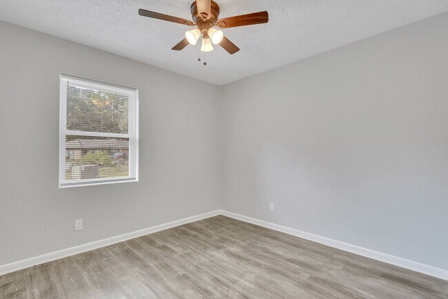 Building Photo - High End Finishes in a Quiet Residential N...