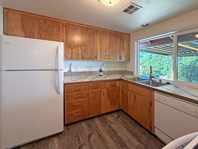 Building Photo - 184 Lynnbrook Dr